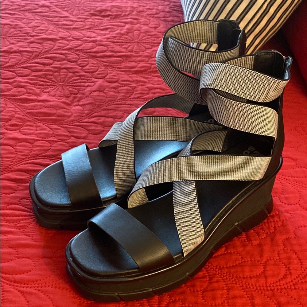 Sorel Women's Black and Gray Sandals